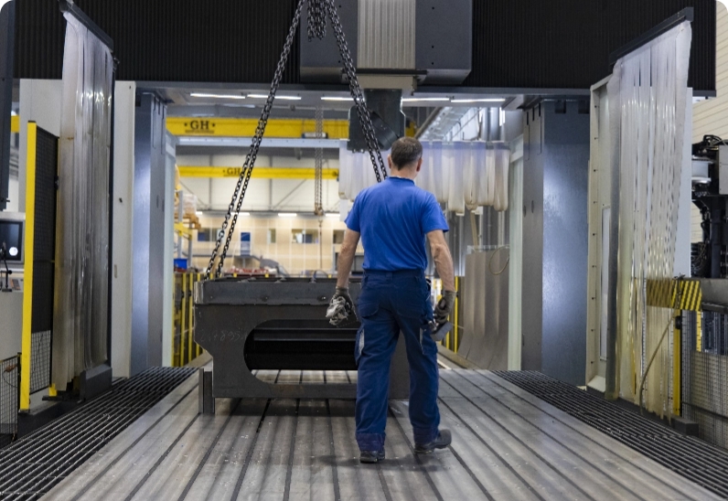 Usinage d'une pièce de grande dimension dans un atelier